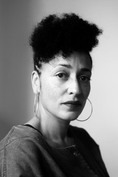 "Es complicado imaginar tener 18 años y pasar una pandemia. Si a veces me cabrea un joven, pienso inmediatamente en que ha tenido que pasar por eso… y se me pasa", afirma Zadie Smith.