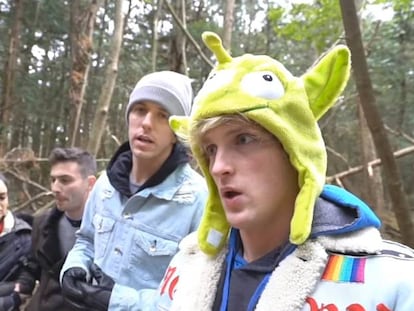 O youtuber Logan Paul (à direita) com três amigos na floresta Aokigahara no Japão