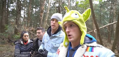 O youtuber Logan Paul (à direita) com três amigos na floresta Aokigahara no Japão