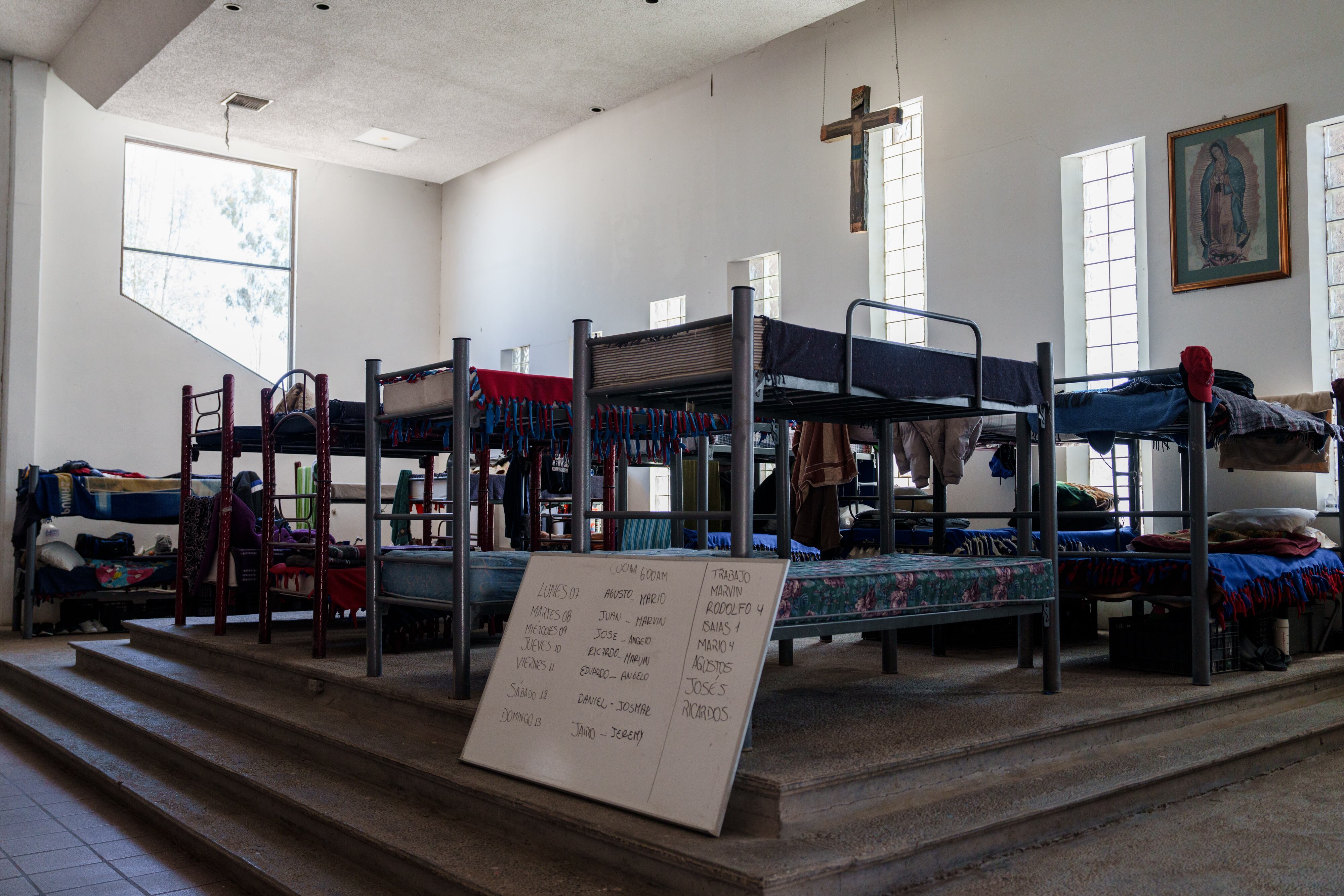 Interior del dormitorio de hombres en la Casa del Migrante, un refugio para migrantes administrado por la Iglesia Católica, en Ciudad Juárez, México, el jueves 24 de abril de 2025.