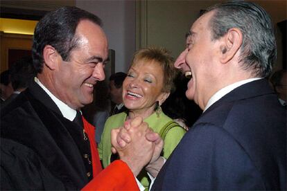 José Bono recibe la felicitación del ex presidente del Congreso de los Diputados Landelino Lavilla, en presencia de María Teresa Fernández de la Vega.