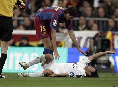 El 19 de noviembre de 2005 Raúl sufrió la lesión más grave de su carrera. En un encuentro frente al F.C. Barcelona, el '7' fue a disparar desde fuera del área pero falló en la ejecución, no alcanzó a golpear el balón y sufrió un desgarro. Rotura parcial en el menisco externo cruzado anterior y desgarro en la parte posterior externa de la rodilla izquierda fue el parte de la lesión, que le dejó cerca de cuatro meses fuera de los terrenos de juego. En la imagen, el delantero aparece doliéndose sobre el césped, en compañía de Edmilson.