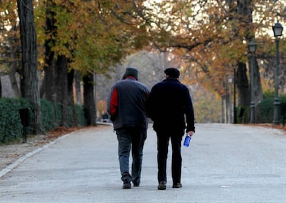 Two seniors in Madrid’s Retiro Park.