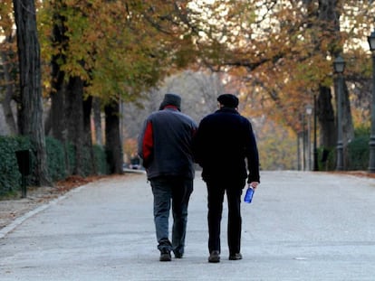 Two seniors in Madrid’s Retiro Park.