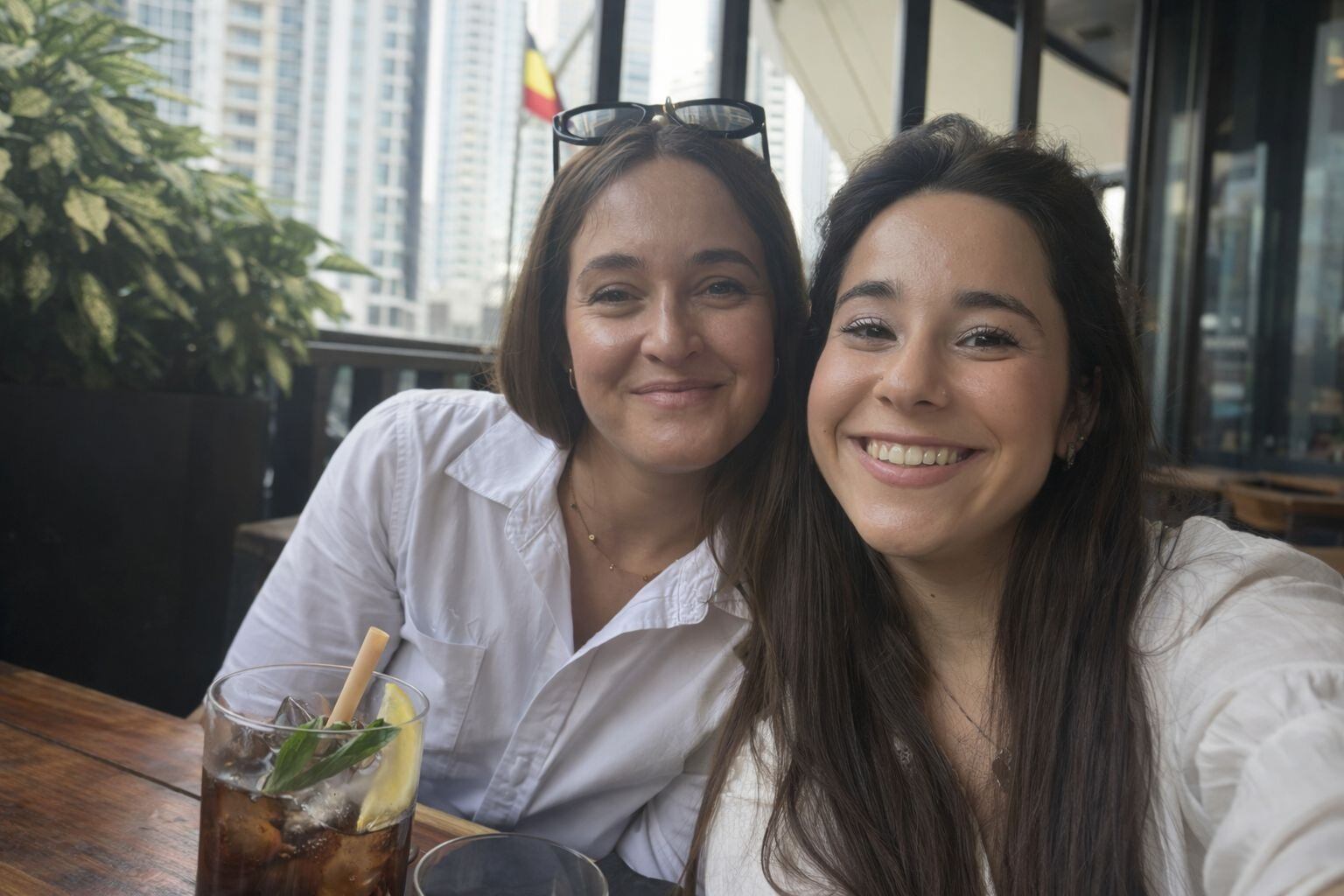 Las españolas Alicia Ruiz y Almudena Gregorio en Dubái en una imagen de noviembre cedida por ellas.