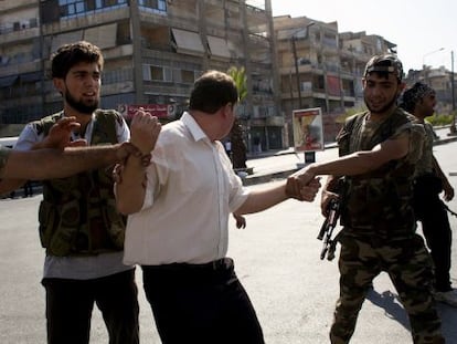 Miembros del Ejército Libre de Siria arrestan a un hombre que alega pertenecer a los 'shabiha'.