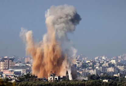 Varias columnas de humo y tierra se elevan tras los ataques en la parte norte de la franja de Gaza, visto desde Sderot (Israel), este viernes. 