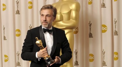 El actor austríaco Christoph Waltz posa con su Oscar al Mejor Actor Secundario por su papel de cazador de judíos en 'Malditos Bastardos'