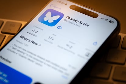La aplicación Bluesky aparece en el App Store en una foto tomada en Varsovia, Polonia, el 18 de noviembre de 2024. Getty Images