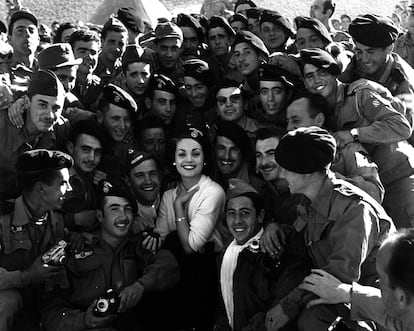 Carmen Sevilla visita a los soldados españoles en el enclave de la costa marroquí de Sidi Ifni, en 1957.