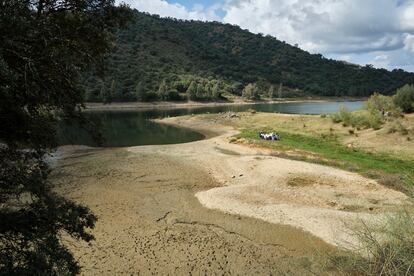 Un grupo de personas almuerzan a orillas del embalse de La Minilla en la localidad sevillana de El Ronquillo, en marzo de 2022.