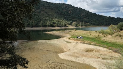 Un grupo de personas almuerzan a orillas del embalse de La Minilla en la localidad sevillana de El Ronquillo, en marzo de 2022.