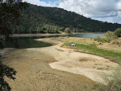 Un grupo de personas almuerzan a orillas del embalse de La Minilla en la localidad sevillana de El Ronquillo, en marzo de 2022.