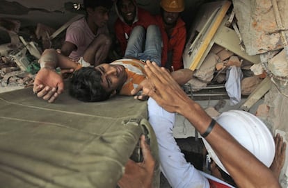 Un joven es rescato del edificio de ocho plantas derrumbado en Daca (Bangladesh). El sitio, que albergaba cuatro talleres textiles, se derrumbó a primera hora de la mañana, según las autoridades locales. Se trata de uno de los peores accidentes industriales ocurridos en el país asiático.