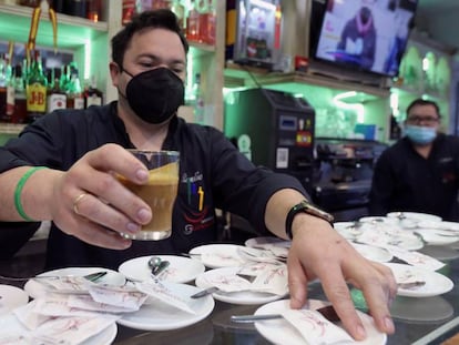 Un camarero sirve un cafe el día que reabrió la hostelería en el interior del establecimiento en Castilla y León