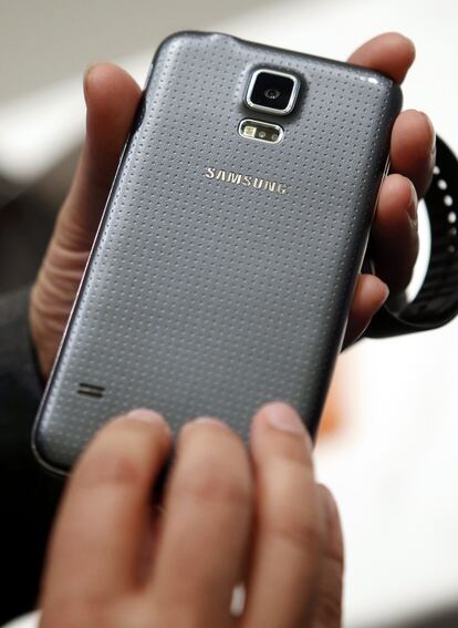 Reverso del Samsung Galaxy 5. .El smartphone es resistente al polvo y al agua. Además, para algunas funcionalidades, permite utilizar como contraseña la huella dactilar.
