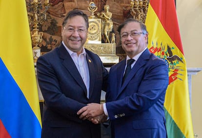 El presidente electo de Colombia, Gustavo Petro (derecha), posa para una foto con el presidente de Bolivia, Luis Arce, antes de su ceremonia de investidura.
