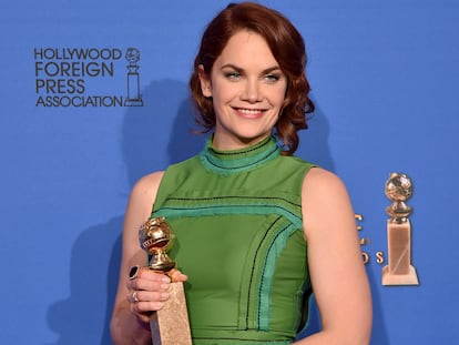 Ruth Wilson sostiene el Globo de Oro a la mejor actriz por 'The Affair'.