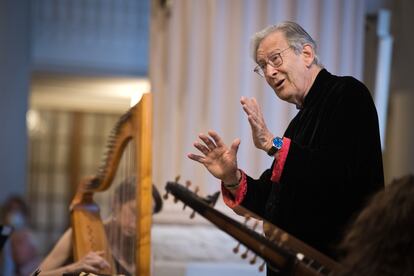 Un gesto característico de John Elipt Gardiner durante el concierto que dirigió al Coro Monteverdi y los English Baroque Soloists el viernes por la tarde en la Nikolaikirche. Al fondo, la arpista Gwyneth Wentink.