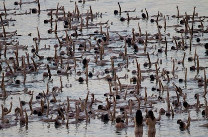 Los modelos de Tunick, sumergidos en el mar Muerto.