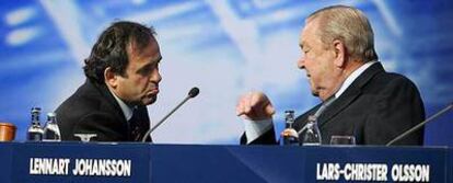 Michel Platini y Lennart Johansson intercambian impresiones durante el congreso de la UEFA de ayer en Düsseldorf.