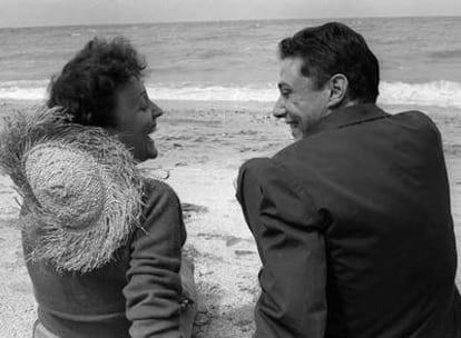 Edith Piaf y Georges Moustaki en la playa de Deauville, en julio de 1958.