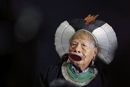 La jefa de la tribu Kayapó y activista de los derechos indígenas y amazónicos, Raoni Metuktire durante una conferencia de prensa en el museo Quai Branly, en París.