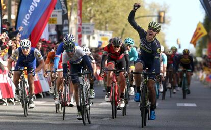 Daryl Impey gana la etapa seguido de Valverde.