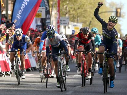 Daryl Impey gana la etapa seguido de Valverde. 
