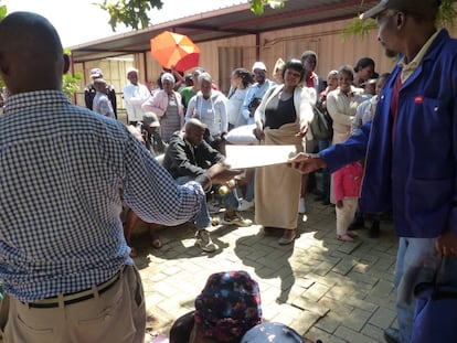 Pacientes esperan su ficha médica en una clínica pública de Diepsloot, un suburbio de Johannesburgo.