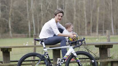 Leire Olaberria, con su hijo Javier, en su casa en Ikaztegieta (Gipuzkoa).