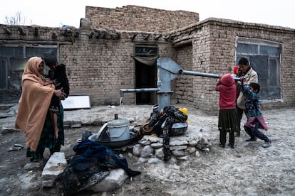 La familia de Razia se instaló a las afueras de Kabul, en el barrio de Pul-e-Charkhi, donde el alquiler les asfixia económicamente. El día a día se convierte en un camino de obstáculos.