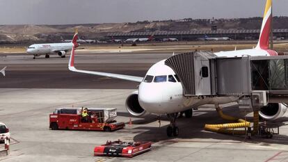 Operaciones de 'handling' en un avión de Iberia en el aeropuerto de Madrid-Barajas.