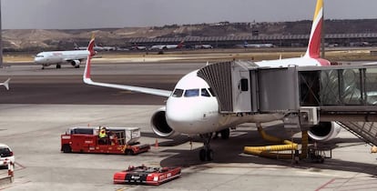 Operaciones de handling a un avión de Iberia en el aeropuerto de Madrid-Barajas.