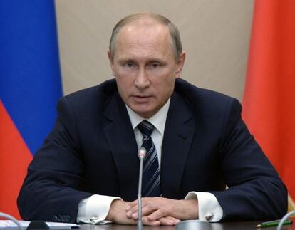 Vladimir Putin durante una reuni&oacute;n, ayer en Mosc&uacute;, con miembros de su Gobierno.