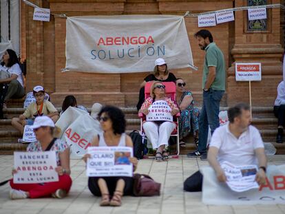 Trabajadores de Abengoa durante una protesta ante la Delegación del Gobierno en Andalucía, este lunes en Sevilla.