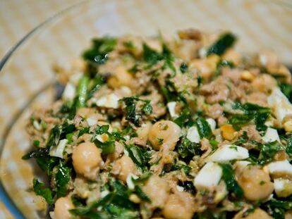 Garbanzos con anchoas, atún y espinacas crudas