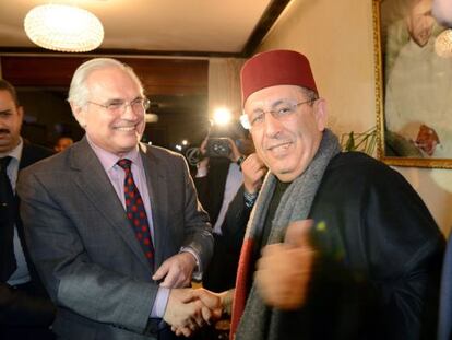 Christopher Ross, con el ministro marroqu&iacute; Yussef Lamrani en Rabat. 