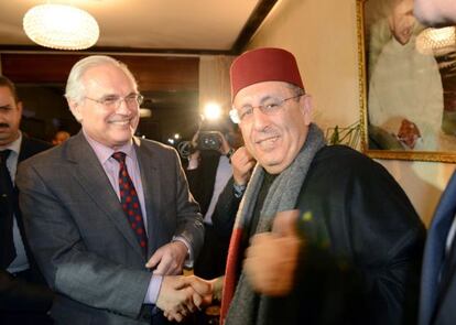Christopher Ross, con el ministro marroqu&iacute; Yussef Lamrani en Rabat. 