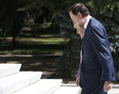 Angela Merkel y Mariano Rajoy suben las escalinatas de La Moncloa.