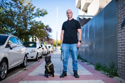 Álvaro Parrilla con su perro, un american staffordshire terrier, este lunes. 

