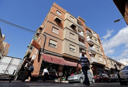 The building on Maestro Fernando Martín Street in Burjassot where a man jumped off the second floor just moments he was to be evicted.