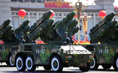 Baterías de misiles chinos durante un desfile militar en Pekín en pctubre de 2009.