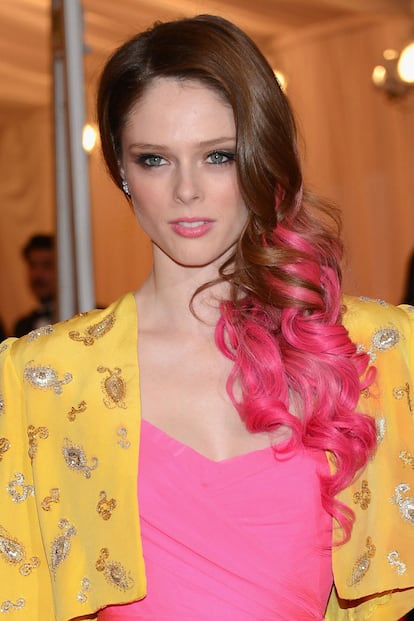 Las extensiones rosas de Coco Rocha te pueden gustar o no pero hay que reconocer que encajan divinamente con su look rosado y amarillo.