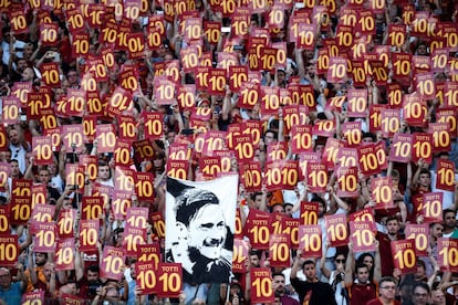 El Olímpico con carteles con el diez de Totti. 