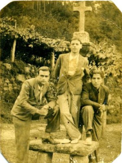 A la izquierda, Ignacio Ramonet, a la derecha, Ángel Lemos, y en el centro su amigo Simeón, en Redondela, en 1933.