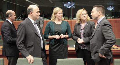 El ministro de Econom&iacute;a espa&ntilde;ol, Luis de Guindos, el ministro de Finanzas franc&eacute;s, Pierre Moscovici, la ministra de Finanzas finlandesa, Jutta Urpilainen, la ministra de Finanzas austriaca, Maria Fekter y el ministro de Finanzas griego, Yannis Stournaras, en Bruselas