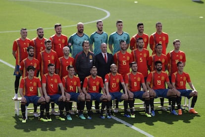 Los 23 internacionales, Lopetegui y Rubiales posan para la foto oficial, el 5 de junio de 2018.
