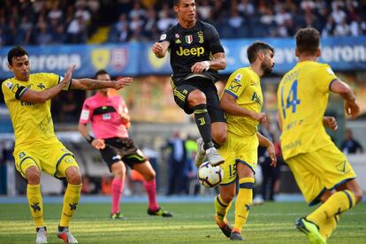 Cristiano Ronaldo, rodeado de rivales en el partido contra el Chievo. 
