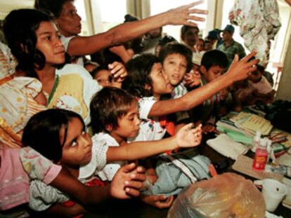 Niños nicaragüenses, en un centro de refugiados para las víctimas del paso del huracán <i>Mitch,</i> en 1998.